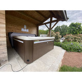 Spa Jacuzzi 6 places Bora-Bora de la marque ZigZag SPA avec habillage Marron exposé en extérieur