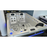 Vue de face des 2 places allongées du Spa Jacuzzi 3 places Wallis de la marque ZigZag SPA