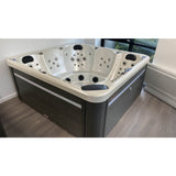 Spa Jacuzzi MOOREA avec jupe grise exposé au Showroom ZigZag SPA à Lezennes