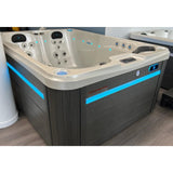 Spa Jacuzzi Wallis avec habillage Gris et Led Bleu exposé dans le Showroom ZigZag SPA à Lezennes
