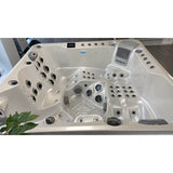 Vue de la cuve du Spa Jacuzzi 5 places dont 2 allongées de la marque ZigZag SPA