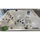 Vue de la cuve du Spa Jacuzzi 5 places dont 2 allongées de la marque ZigZag SPA