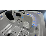 Place assise du Spa Jacuzzi 3 places Wallis ainsi que la fontaine rétroéclairée