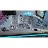 Spa Jacuzzi 6 places Bora-Bora de la marque ZigZag SPA exposé dans le Showroom de Lezennes