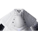 Vu de longueur de l'espace de natation dans le spa de nage CALVI de la marque ZigZag SPA