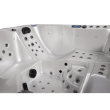 Jets de massage de la voute plantaire et place allongée dans le Spa Jacuzzi MOOREA de la marque ZigZag SPA