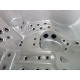 massage des jambes dans le Spa Jacuzzi Wallis de la marque ZigZag SPA