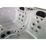 Coussin éclairés avec Logo ZigZag SPA et les dossiers du Spa Jacuzzi 3 places Wallis de la marque ZigZag SPA