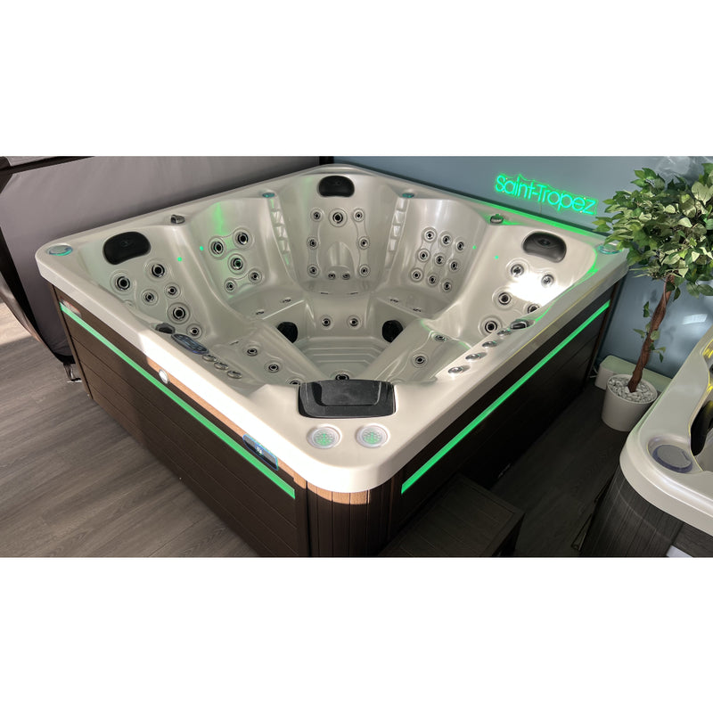 Spa Jacuzzi avec habillage Marron exposé dans le showroom ZigZag SPA à Lezennes