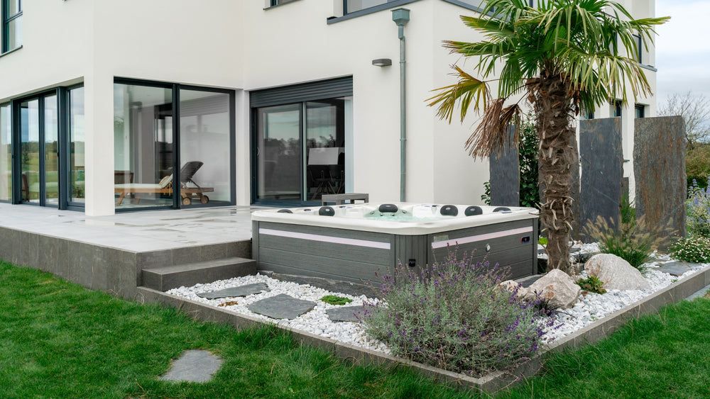 Installation d'un Spa Bora Bora Gris de la marque ZiZag SPA dans une magnifique demeure en Alsace