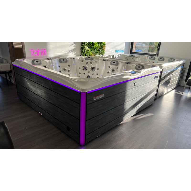 Spa Jacuzzi TAHITI exposé dans le Showroom ZigZag SPA de Lezennes