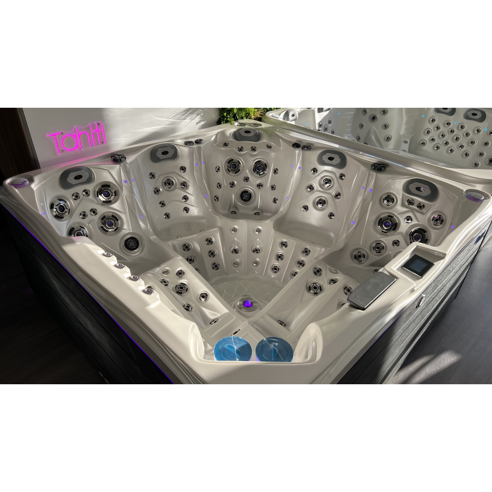 Spa Jacuzzi Tahiti de la marque ZigZag SPA exposé dans le showroom de Lezennes