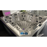 Spa Jacuzzi Tahiti de la marque ZigZag SPA exposé dans le showroom de Lezennes