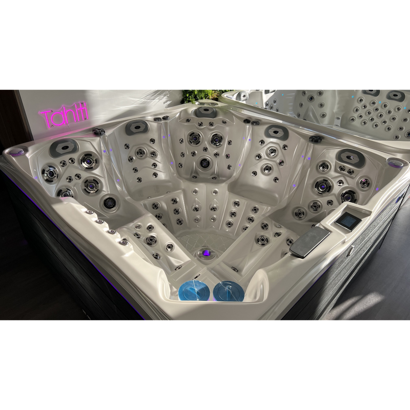 Spa Jacuzzi Tahiti de la marque ZigZag SPA exposé dans le showroom de Lezennes