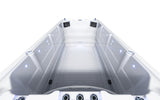 Vue en logueur de la cuve du Spa de nage FIGARI de 4.5m de la marque ZigZag SPA